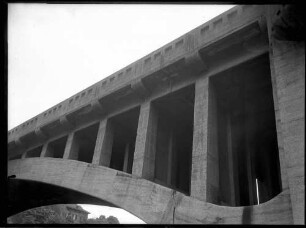 Brücke (vermutl. in Ulm zw. Haupt- und Rangierbahnhof)