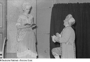 Auftritt einer Theatergruppe beim Bezirksausscheid für Volkskunstgruppen 1954