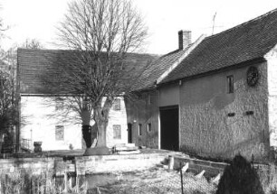 Bröthen (Hoyerswerda-Bröthen-Michalken), Hauptstraße 27. Wassermühle (1874). Wohnhaus und Mühlengebäude. Hofansicht über den Mühlgraben