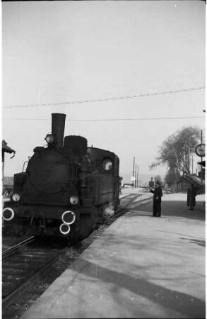 Lz 404, Landesbahnhof Hechingen; Fahrdienstleiter Merkle gibt mit der Kelle den Abfuhrauftrag