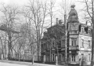 Dresden-Neustadt, Louis-Braille-Straße 10 / Radeberger Straße 34. Doppelwohnhaus (1899). Eckansicht mit Einfriedung