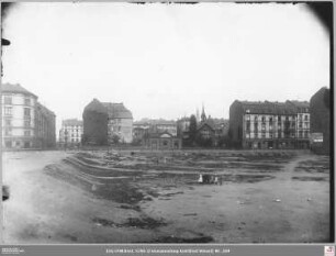 Niddastraße von Süden mit dem Volkskindergarten 1 (Niddastraße 100) und der Friedens-Wanderkirche, rechts Niddastraße 96 und 94, vorn Brachfläche, heute Niddastraße 101