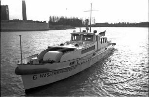 Einbau neuer Motoren in die Boote der Wasserschutzpolizei Karlsruhe