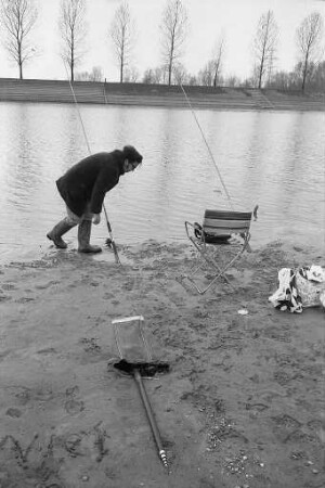 Angeln im für den Badebetrieb stillgelegten Naturbecken des Rheinstrandbades Rappenwört