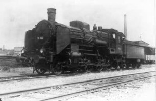 Personenzug-Lokomotive 38 262 der Deutschen Reichsbahn : Personenzug-Lokomotive 38 262 der Deutschen Reichsbahn. Ansicht von links (Heizerseite) schräg von vorn