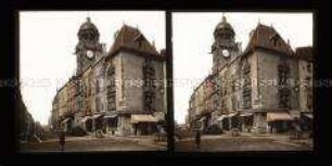 Straße mit Lebensmittelgeschäft und Uhrturm, Tour de L`Horloge, Riom