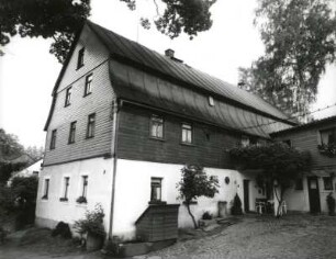 Markneukirchen-Siebenbrunn, Brunnenweg 2. Ehemaliges Wohnstallhaus eines Gehöftes. Hofansicht