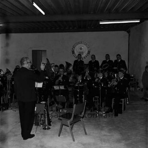 Schützenverein Reinfeld und Umgebung von 1954 e.V.: Schützenhalle: Elschenbek: Erweiterungsbau mit Schießanlagen: Einweihung: Innenaufnahme: Musikzug
