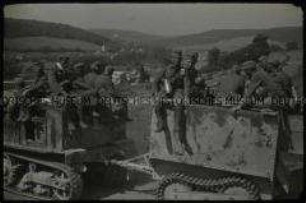 Soldaten auf Militärfahrzeugen