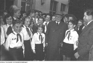 Dresden, Wilhelm Pieck auf verschiedenen Veranstaltungen: Besuch in der Landesverwaltung Sachsen, Besuch in der Gemäldegalerie der Staatliche Kunstsammlungen Dresden, Stadtbesuch, Unterhaltung mit Kindern am Carolaschlößchen, Fahrt mit der Pioniereisenbahn, u.a., 1946 - 1960