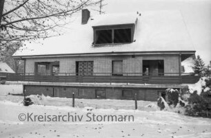 Mahlmannstraße / Neuhof: Bauruine: leerstehendes Haus vor Abriss: davor Vorgarten und Zaun: hinten links und rechts Wohnhäuser: Winter