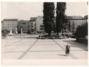 Rathaus, Berlin-Wedding: Vorplatz mit Blick nach Norden