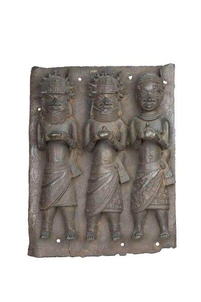 Plaque en relief : trois dignitaires avec des récipients