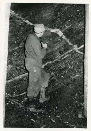 Dresden-Gittersee. Grubenfeld Gittersee. 1. Sohle. Querschlag 4. Kollektor Hans Schreiber beim Einmessen des Einfallens eines Kammes