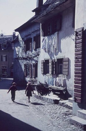 Schwarzwald. Dorfstraße mit Kindern