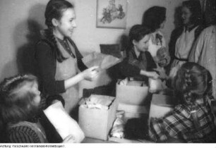 Deutsche Kriegsgefangene in Jugoslawien spenden Pakete für Kinder in Deutschland - die Volkssolidarität organisiert die Verteilung, 1948