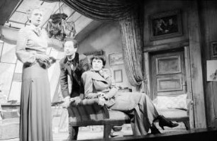 Szenenbilder aus dem Stück "Kameraden" von August Strindberg am Hebbel-Theater Berlin