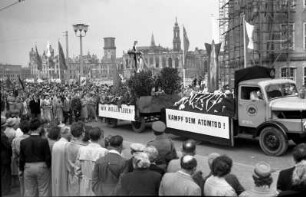 Dresden-Altstadt, Ernst-Thälmann-Straße. Demonstrationszug anlässlich des 1. Mai ("Internationaler Kampftag der Werktätigen"). Blick über die nach Enttrümmerung entstandene Freifläche nördlich der Straße auf die Ruinen von Taschenbergpalais, Residenzschloss und Johanneum