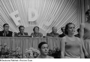 Porträt Adolf Henneckes im Podium, neben Erich Honecker