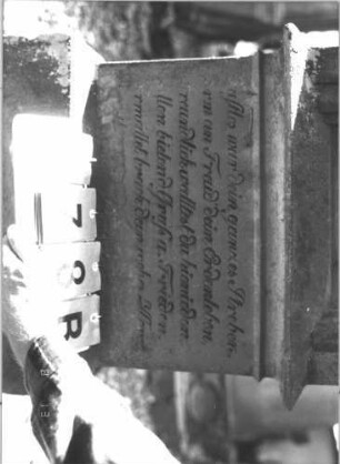 Grabstein 178 (Index: 99787463) Material: Sandstein Zustand: stark verwittert am Sockel, leicht verwittert im unteren Teil mit leichtem Textverlust Maße HxBxT: 155x58x18 cm Symbolik: Blüte Besonderheit: Schrift schwarz/vergoldet: Grabstein 178B