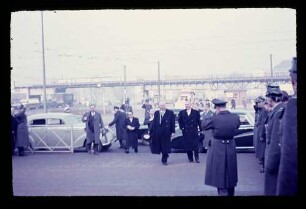 Heuss vor Ged.bibliothek 29.1.55.
