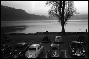 Montreux: am Kai, Vordergrund Autos, bei Nacht
