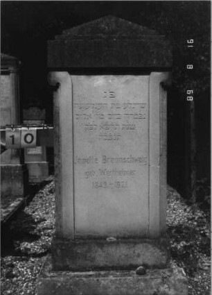 Grabstein 10 (Index: 100086619) Material: Sandstein Zustand: Sockel verwittert Maße HxBxT: 160x62x22 cm Beschreibung: Stele, Sockel, getreppter Giebel: Grabstein 10