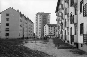 Karlsruhe: Mühlburg, Straße mit einem Hochhaus
