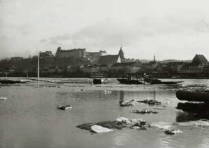 Pirna, Elbehochwasser : Pirna. Elbehochwasser 1940 mit Treibeis. Blick gegen den Stadtkern mit Schloss Sonnenstein