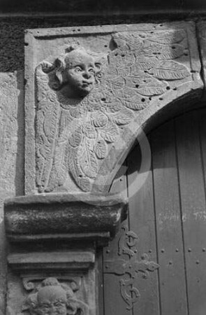 Zwickeldekor am Portal der katholischen Pfarrkirche Hirschberg