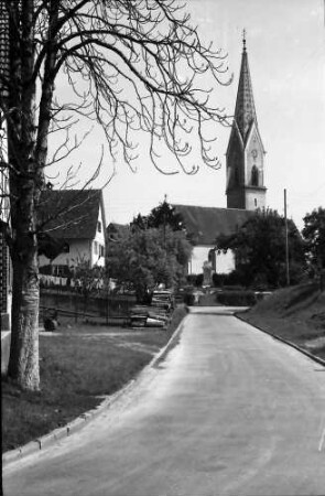 Obertheuringen: Kirche und Kriegerdenkmal