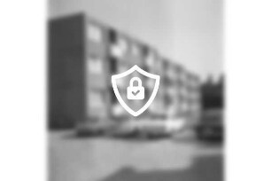 Wolkenweher Weg: Wohnblock der Gemeinnützigen Wohnstättengenossenschaft eG Bad Oldesloe: davor Grünanlage und Parkplatz mit Pkws