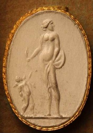 Venus neckt Cupido, indem sie seinen Bogen entführt (Daktyliothek, Das Alterthum nach Lippert und Visconti)