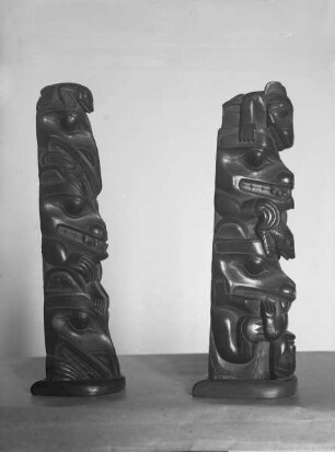 Zwei Totempfähle der Haida-Indianer