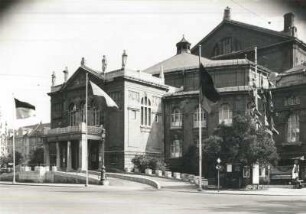 München. Prinzregententheater (1900-1901; M. Littmann in Anlehnung an das Richard-Wagner-Festspielhaus in Bayreuth), erbaut zur Aufführung der Bühnenwerke von Richrad Wagner. Fotografie 1957 als Spielstätte der Bayerischen Staatsoper (1944-1963)