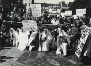 "Ordner- oder Büßerdemonstration" von SDS und Mitgliedern der Kommune 1 in West-Berlin