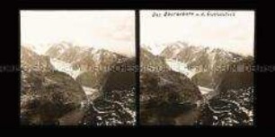 Blick über Gebirgslandschaft mit Rhonegletscher und Galenstock