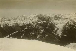 Österreich. Blick vom Brechhorn (Kitzbühler Alpen, 2032 m) nach den Hohen Tauern. Rechts im Hintergrund der Großglockner (3798 m)