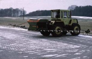Fotografie: Auslegerstreuer, Allradtraktor