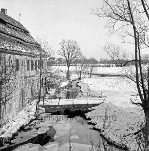 Drahtmühle: vorn Mühlenbach: rechts Baum: in der Mitte Brücke: hinten rechts Brücke der Straße Drahtmühle: dahinter Wiesen: Winter