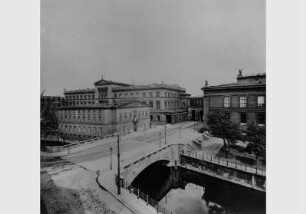 Blick von der Eisernen Brücke auf den Packhof, das Neue Museum und das Alte Museum
