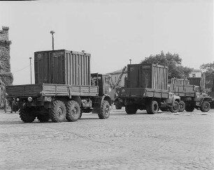 Verladung von Militärtechnik und Containern der 1. Gardepanzerarmee im Güterbahnhof Dresden-Neustadt. Pritschen-Lastkraftwagen mit Containern auf der Ladestraße : Dresden-Neustadt. Verladung von Militärtechnik und Containern der 1. Gardepanzerarmee im Güterbahnhof Dresden-Neustadt. Pritschen-Lastkraftwagen mit Containern auf der Ladestraße