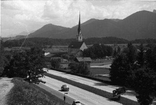Frasdorf: Autobahn, Richtung Salzburg, mit Ort
