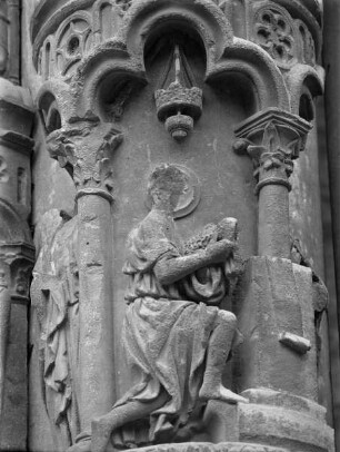 Sockelschaft unter der Prophetenstatue, Samuel vor dem Altar