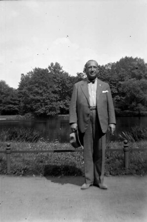 Theodor Blumer (1881-1964; Komponist, Dirigent). Fotografie im Freien, Leipzig 1937