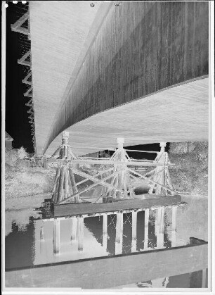 Staustufe Schweinfurt. Straßenbrücke. Blick von Pfeiler 4 (Saumain) auf das Hilfsjoch mit den hydraulischen Pressen. Schweinfurter Pegel = 93 cm.