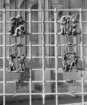 Gitter mit Monatsdarstellungen und den Tierkreiszeichen — Gitter