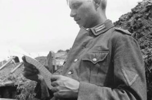 Zweiter Weltkrieg. Frontbilder. Sowjetunion. Franz Grasser beim Lesen eines Briefes