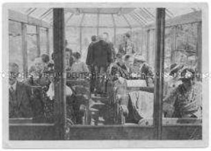 Passagiere im "Gläsernen Zug" der Reichsbahn