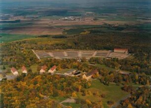 Konzentrationslager Buchenwald. Ehemaliges Barackenlager und Effektenkammer, davor Besucher-Verwaltungskomplex der Gedenkstätte (nach 1950). Luftbild-Schrägaufnahme von Süd-Südosten gegen Hottelstedt